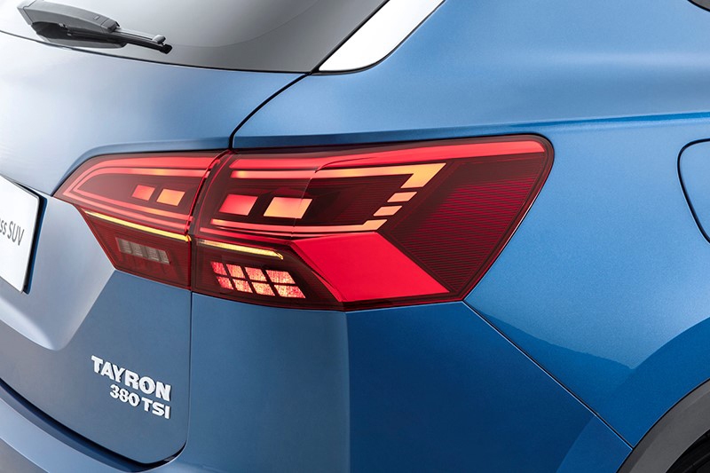 另外,带有流水式转向灯的矩阵式全led尾灯组也成为了探岳车尾设寄的